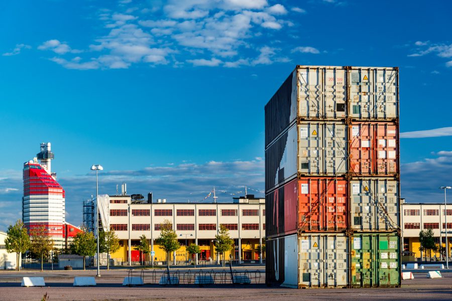 Vy över Göteborg den kända byggnaden som kallas "läppstiftet" syns i bakrgrunden. Den är röd och vit.