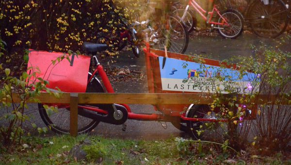 En lastcykel parkerad bredvid en cykelväg