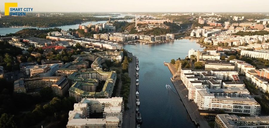 Ett flyg foto över en stad, vatten delar av mellan husen