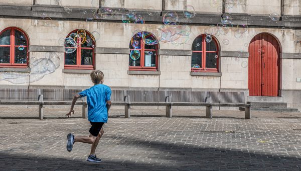 Ett barn springer över ett torg