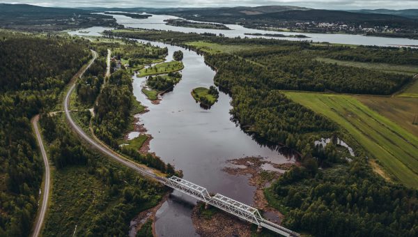 Ett vattendrag rör sig genom ett landskap