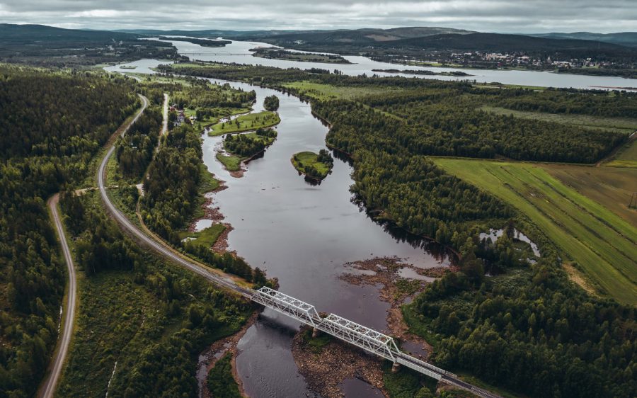 Ett vattendrag rör sig genom ett landskap