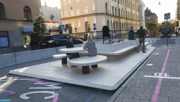 Bord och stolar som placeras på gatan