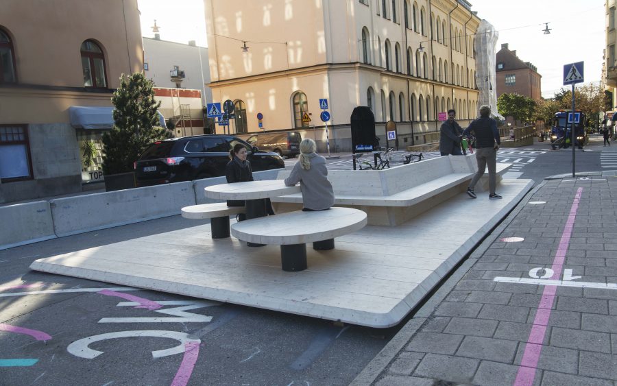 Bord och stolar som placeras på gatan