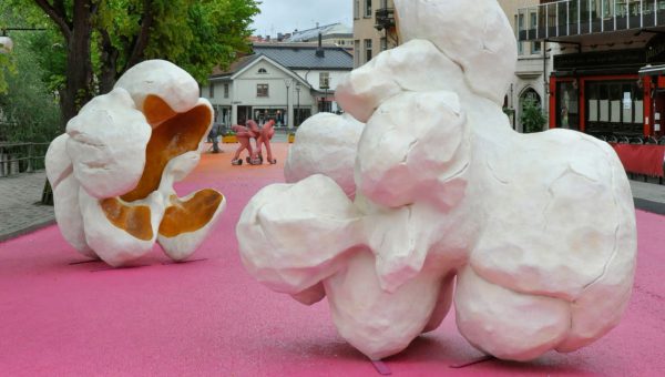 Skulpturer fomade som popcorn på en gata i en stad