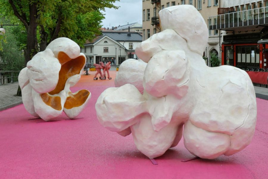 Skulpturer fomade som popcorn på en gata i en stad