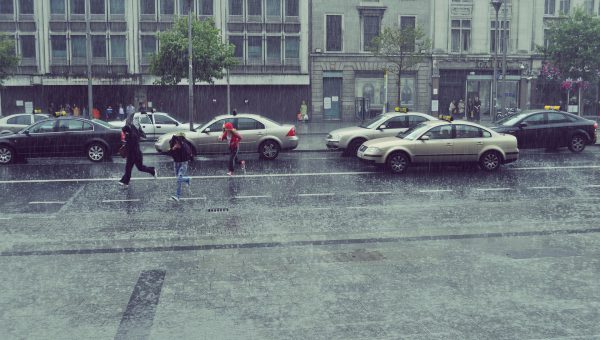 Regn faller tugnt över en stad