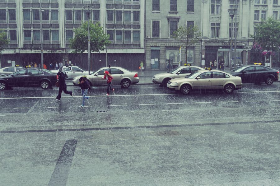 Regn faller tugnt över en stad