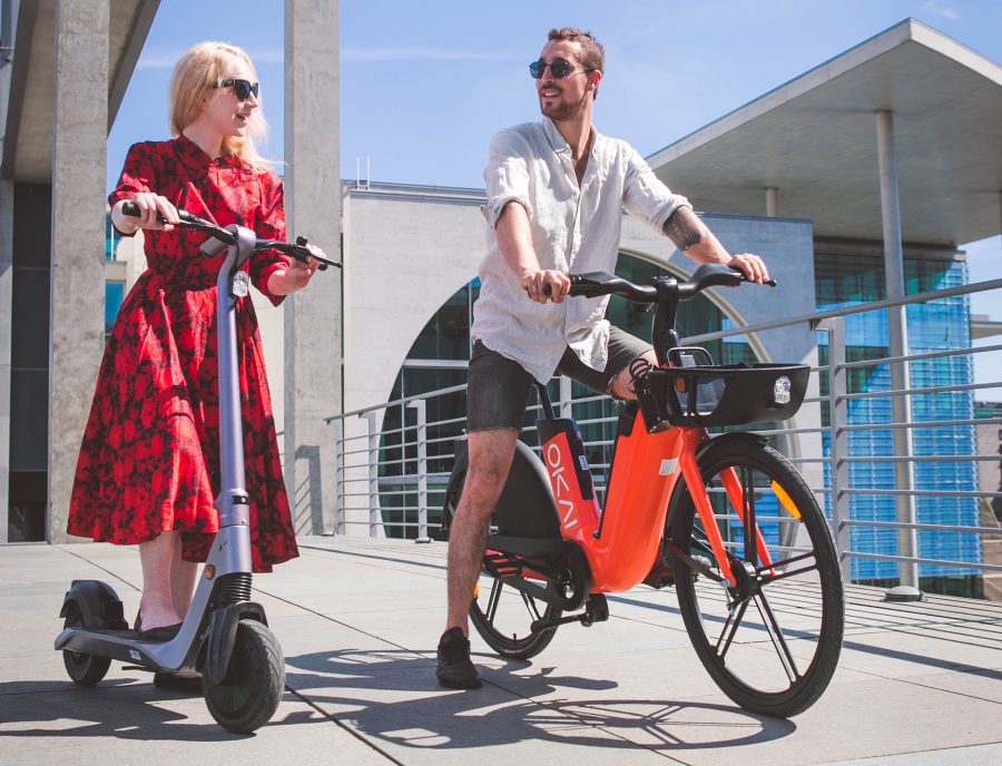 Två personer på elcykel och elsparkcykel