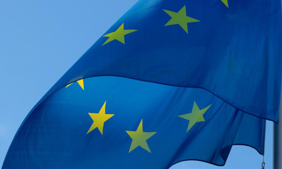 En Europa-flagga som vajar i vinden