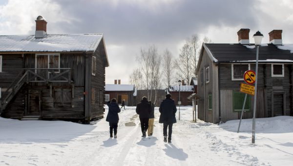 Människor går bland hus i Skellefteå