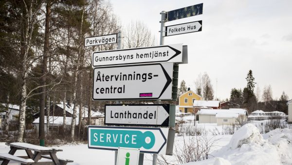 Vägskyltar i ett vinterlandskap