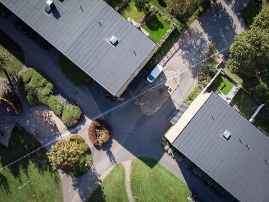 En linje av marmor skär genom ett bostadsområde. Konstverk av Anna Högberg och Johan Tirén