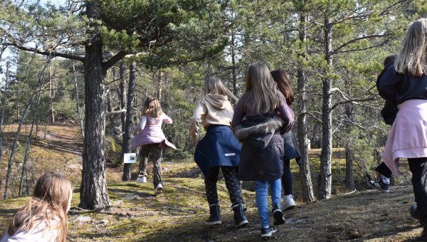 Människor i skogen