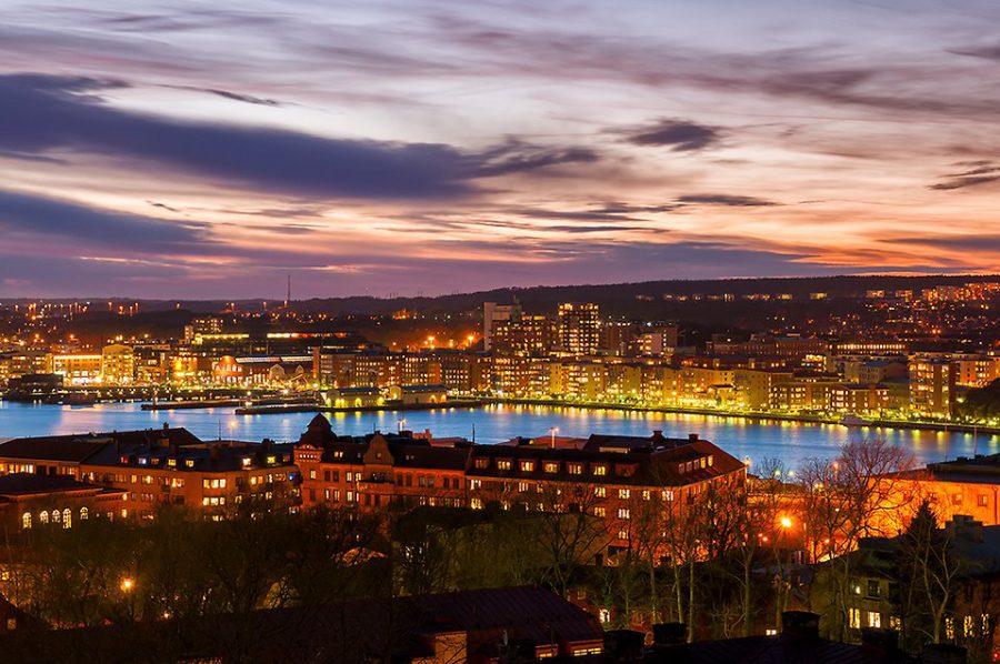 Solnedgång över en stad