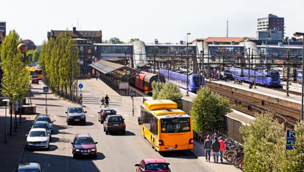 Buss, tåg och bilar vid järnvägsstationen i Hässleholm