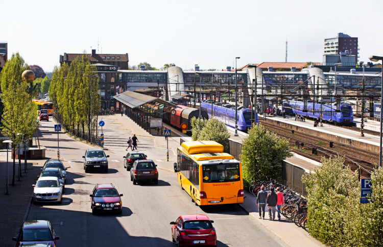 Buss, tåg och bilar vid järnvägsstationen i Hässleholm