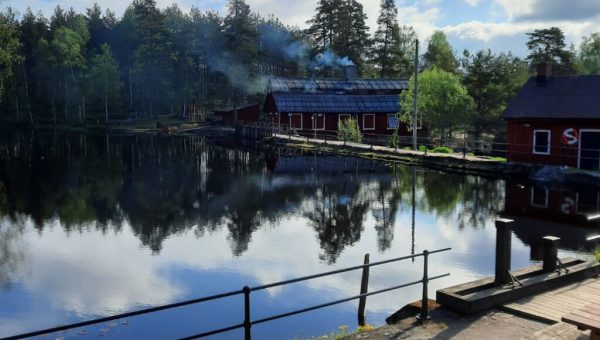 Stiftelsen J E Hylténs Metallvarufabrik i Gnosjö har tidigare år fått bidrag för att gjuta och montera ett skyddsräcke runt dammen. Längst bort i bild syns gjuteriet.