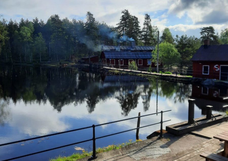 Stiftelsen J E Hylténs Metallvarufabrik i Gnosjö har tidigare år fått bidrag för att gjuta och montera ett skyddsräcke runt dammen. Längst bort i bild syns gjuteriet.