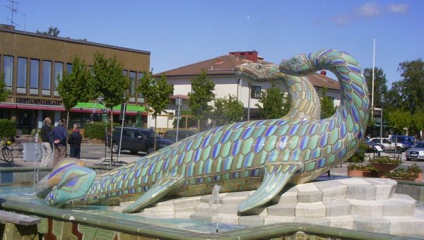 Scanisaurius i Bromölla av Gunnar Nylund 1971. Staty på ett torg, offentlig konst. Foto: Swedish Photographs, Wikimedia Commons (CC BY-SA)