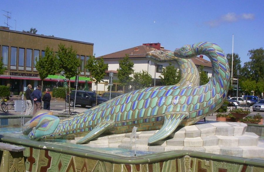Scanisaurius i Bromölla av Gunnar Nylund 1971. Staty på ett torg, offentlig konst. Foto: Swedish Photographs, Wikimedia Commons (CC BY-SA)