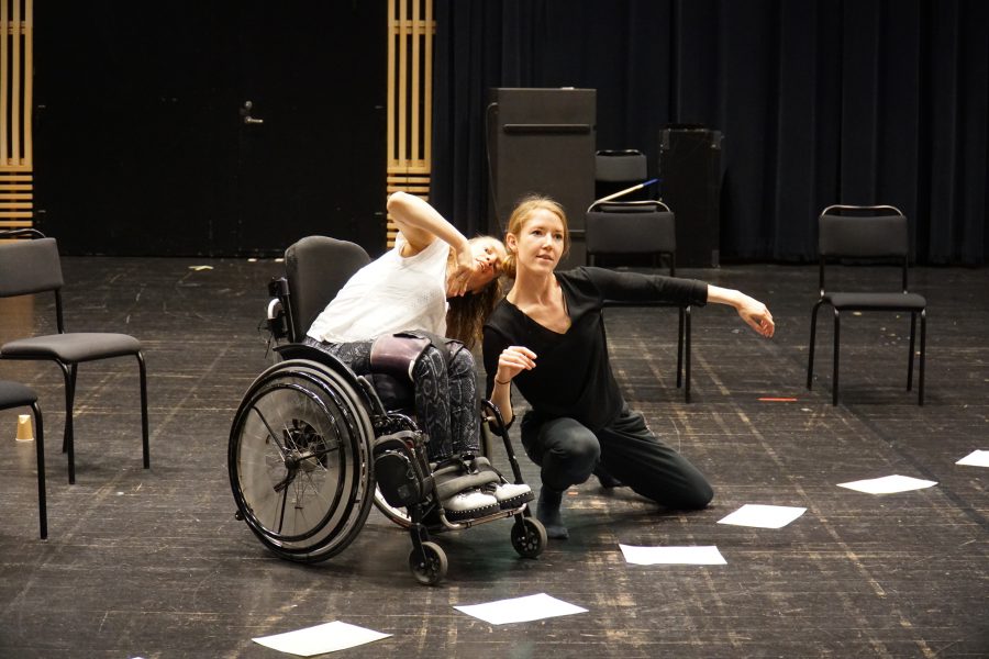 Två dansare, varav den ena är funktionshindrad, tillsammans på en scen.