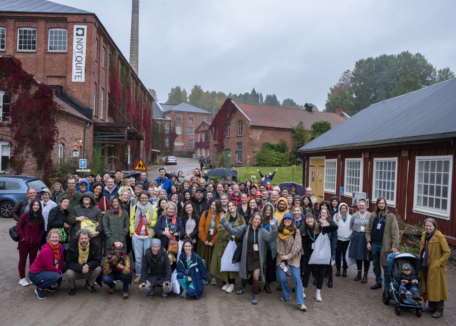 Gruppfoto av Trans Europe Halles utanför möteslokal i fabriksbyggnader.