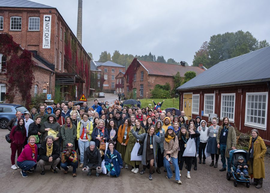 Gruppfoto av Trans Europe Halles utanför möteslokal i fabriksbyggnader.