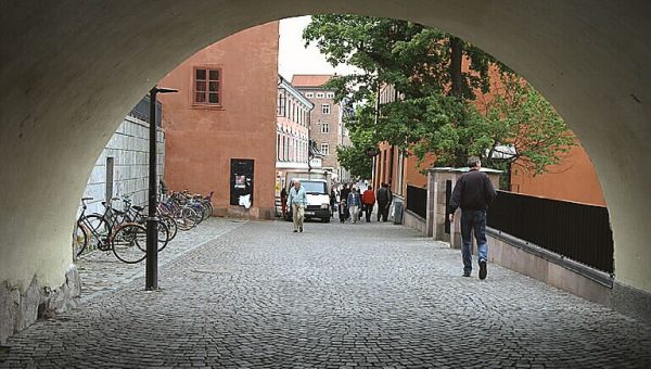 Foto från en kullerstensbelagd gränd i Uppsala