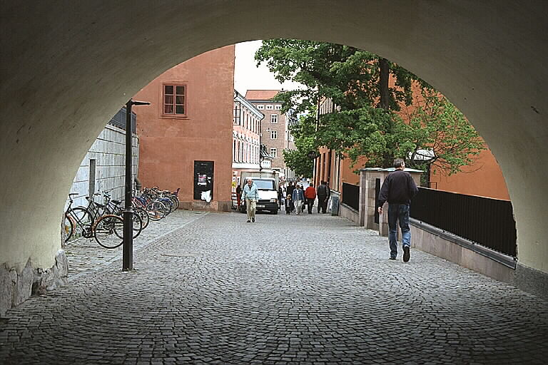 Foto från en kullerstensbelagd gränd i Uppsala