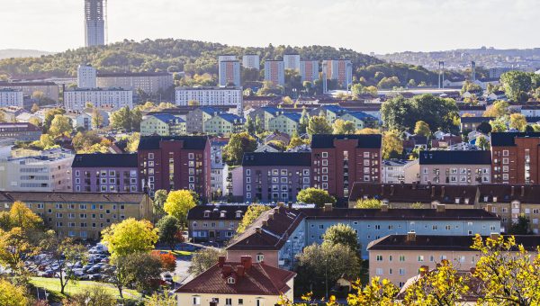 Färre kommuner med underskott på bostadsmarknaden. Foto över stad med bebyggelse, himmel och torn