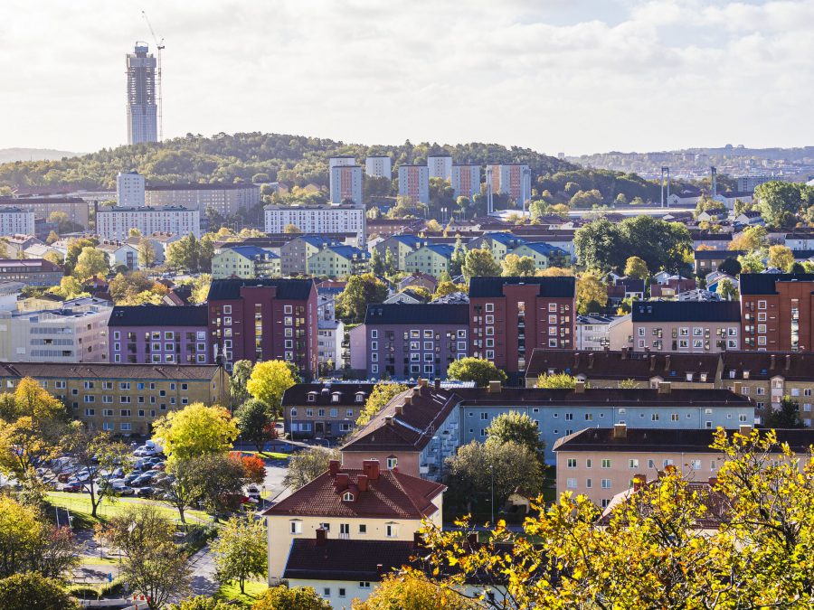 Färre kommuner med underskott på bostadsmarknaden. Foto över stad med bebyggelse, himmel och torn