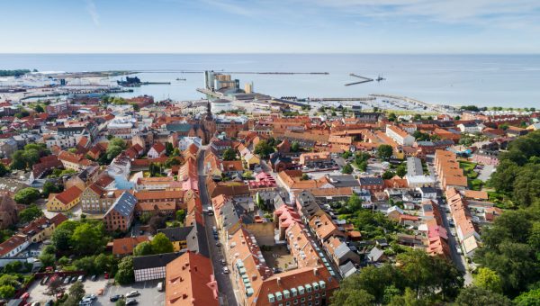 Klimatanpassningsåtgärder för den byggda miljön. Översiktsbild över stad och land. Foto: Kentaroo Tryman/Scandinav.