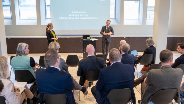 Social hållbarhet viktig fråga vid rådets möte 26–27 april. Möte med Rådet för hållbara städer tillsammans med infrastruktur- och bostadsminister Andreas Carlgren. Foto: Christer Lindblad.