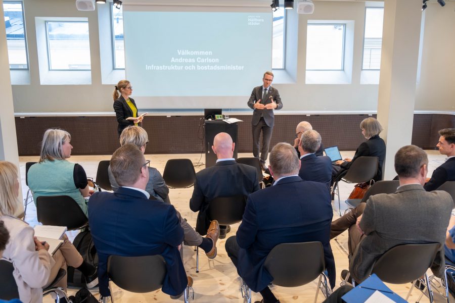 Social hållbarhet viktig fråga vid rådets möte 26–27 april. Möte med Rådet för hållbara städer tillsammans med infrastruktur- och bostadsminister Andreas Carlgren. Foto: Christer Lindblad.