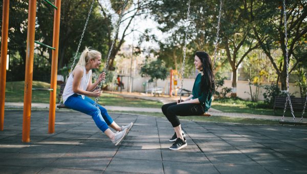 Utlysning - gestaltad livsmiljö för hälsa och välbefinnande. Två ungdomar i en gungställning. Foto: Bewakoof.com Official för Unsplash