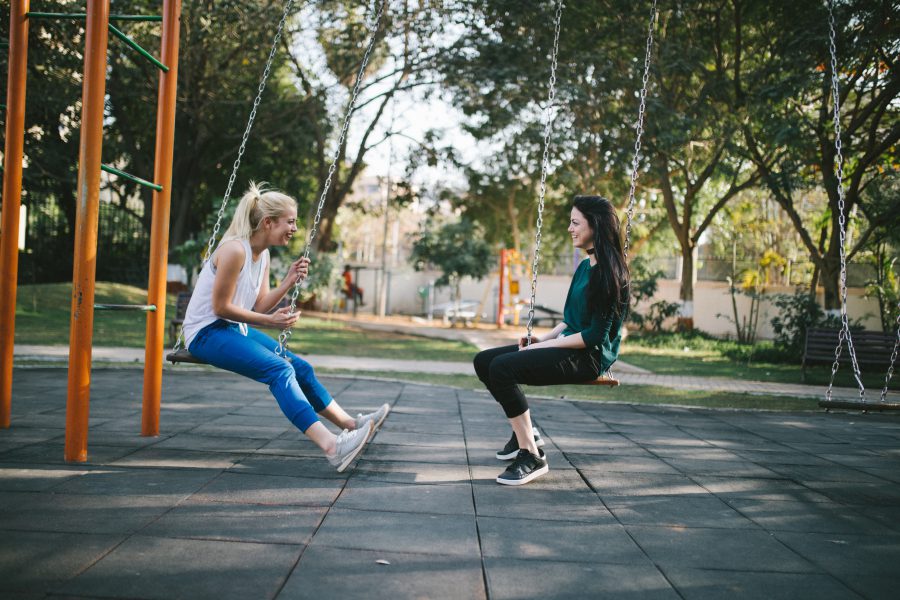 Utlysning - gestaltad livsmiljö för hälsa och välbefinnande. Två ungdomar i en gungställning. Foto: Bewakoof.com Official för Unsplash