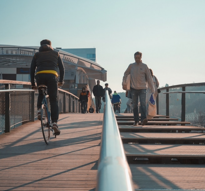 Portico - ny kunskapsplattform inom EU. Bild på en cykel- och gångbro med ett modernistiskt hus i bakgrunden