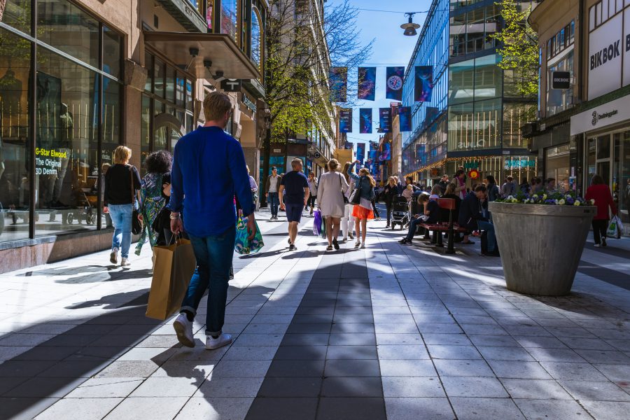 Klimatsäkert, cirkulärt och snabbt – effekter av digitalt samhällsbyggande. Människor i stadsmiljö på en gata.