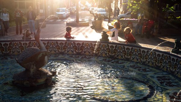 Europas mest tillgängliga stad 2024. Barn som leker på ett torg med vattenfontän på ön Teneriffa