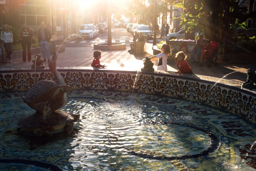 Europas mest tillgängliga stad 2024. Barn som leker på ett torg med vattenfontän på ön Teneriffa