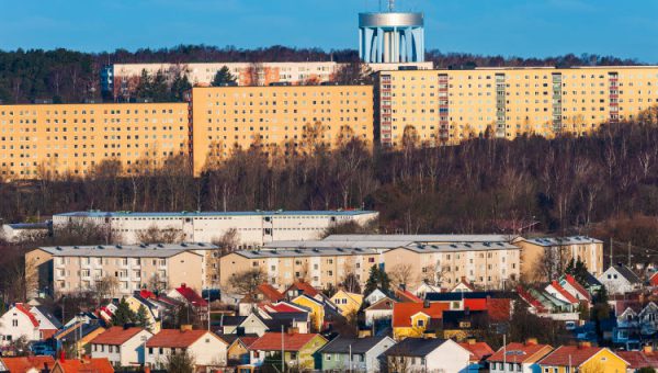 Ny rapport ger verktyg för att minska segregation. Höga och låga flerfamiljshus samt villor med skog och vattentorn.