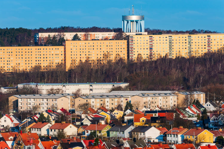 Ny rapport ger verktyg för att minska segregation. Höga och låga flerfamiljshus samt villor med skog och vattentorn.