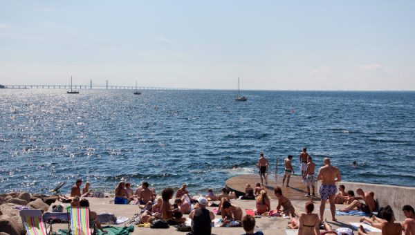 Klimatneutral hållbar och konkurrenskraftig blå ekonomi. Människor vid en strand med hav och blå himmel, i Skåne.