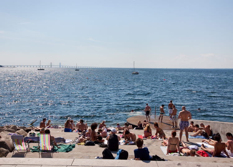 Klimatneutral hållbar och konkurrenskraftig blå ekonomi. Människor vid en strand med hav och blå himmel, i Skåne.