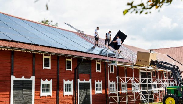 Projekt inom lokal och regional energiplanering. Foto på montering av solceller på ladugårdstak.