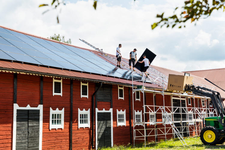 Projekt inom lokal och regional energiplanering. Foto på montering av solceller på ladugårdstak.