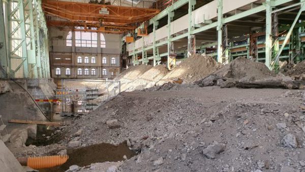 Sanering av förorenade områden. Inomhusfoto från fabrik som håller på att saneras.