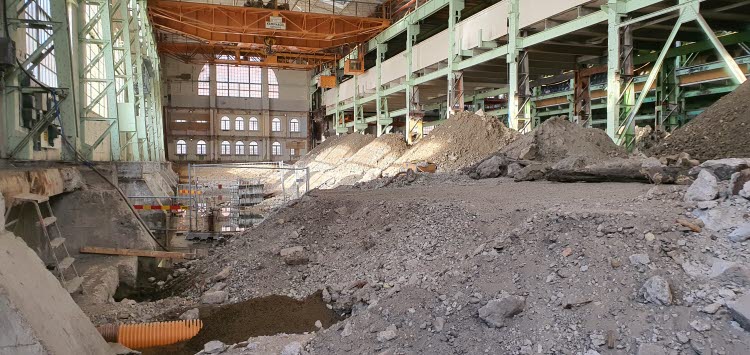 Sanering av förorenade områden. Inomhusfoto från fabrik som håller på att saneras.