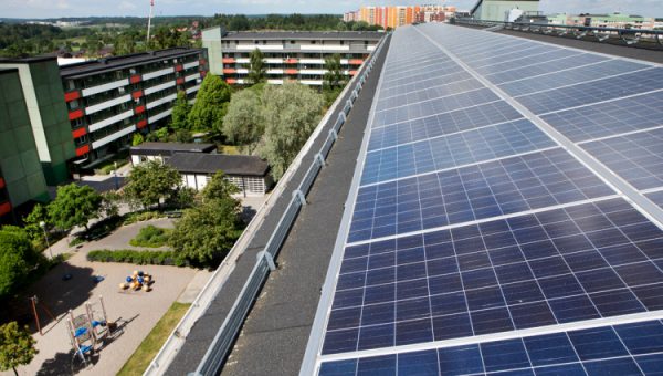 EU:s klimatpaket Fit for 55. Foto på solceller högt på ett flerfamiljshus.